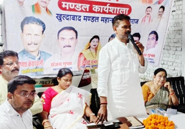 सम्बोधित करते महापौर सम्बोधित करते महापौर
