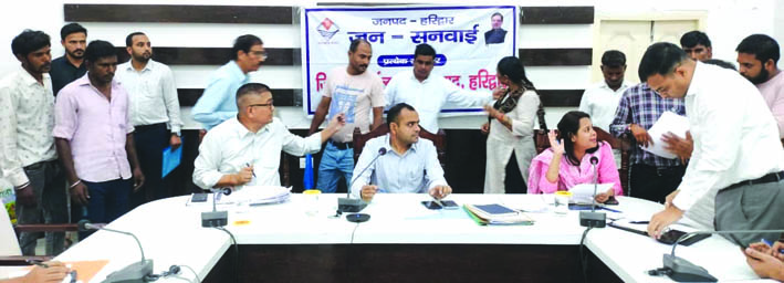 शिकायतांे की सुनवाई करते हुए