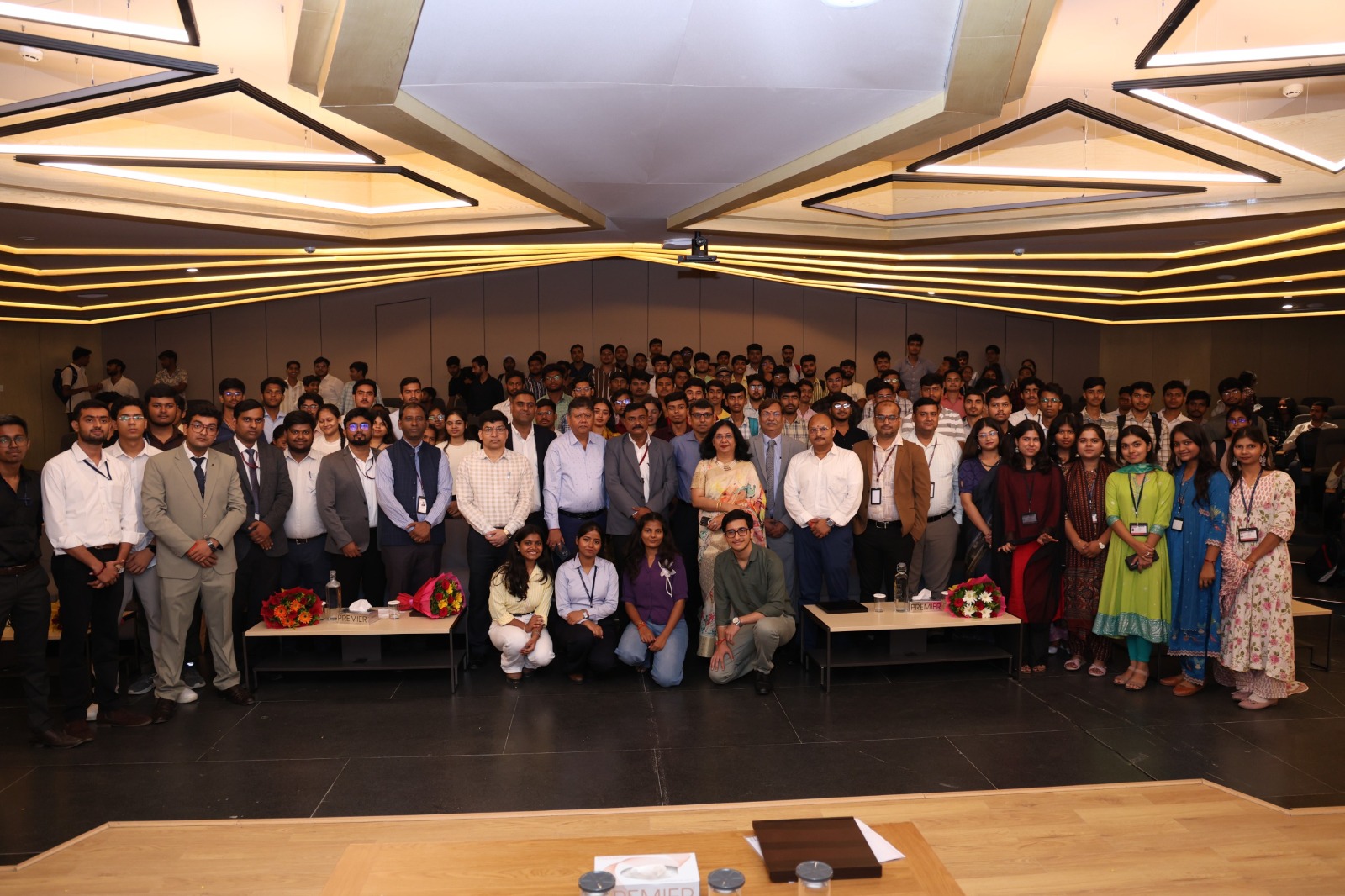 चंडीगढ़ यूनिवर्सिटी, यूपी में इंजीनियर्स डे के अवसर पर मौजूद छात्र-छात्राएं, गेस्ट व फैकल्टी का छायाचित्र