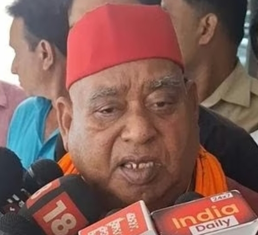 सांसद अवधेश प्रसाद पत्रकारों से वार्ता करते हुए सांसद अवधेश प्रसाद पत्रकारों से वार्ता करते हुए