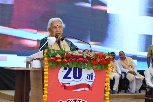 सम्बोधित करते राज्यपाल