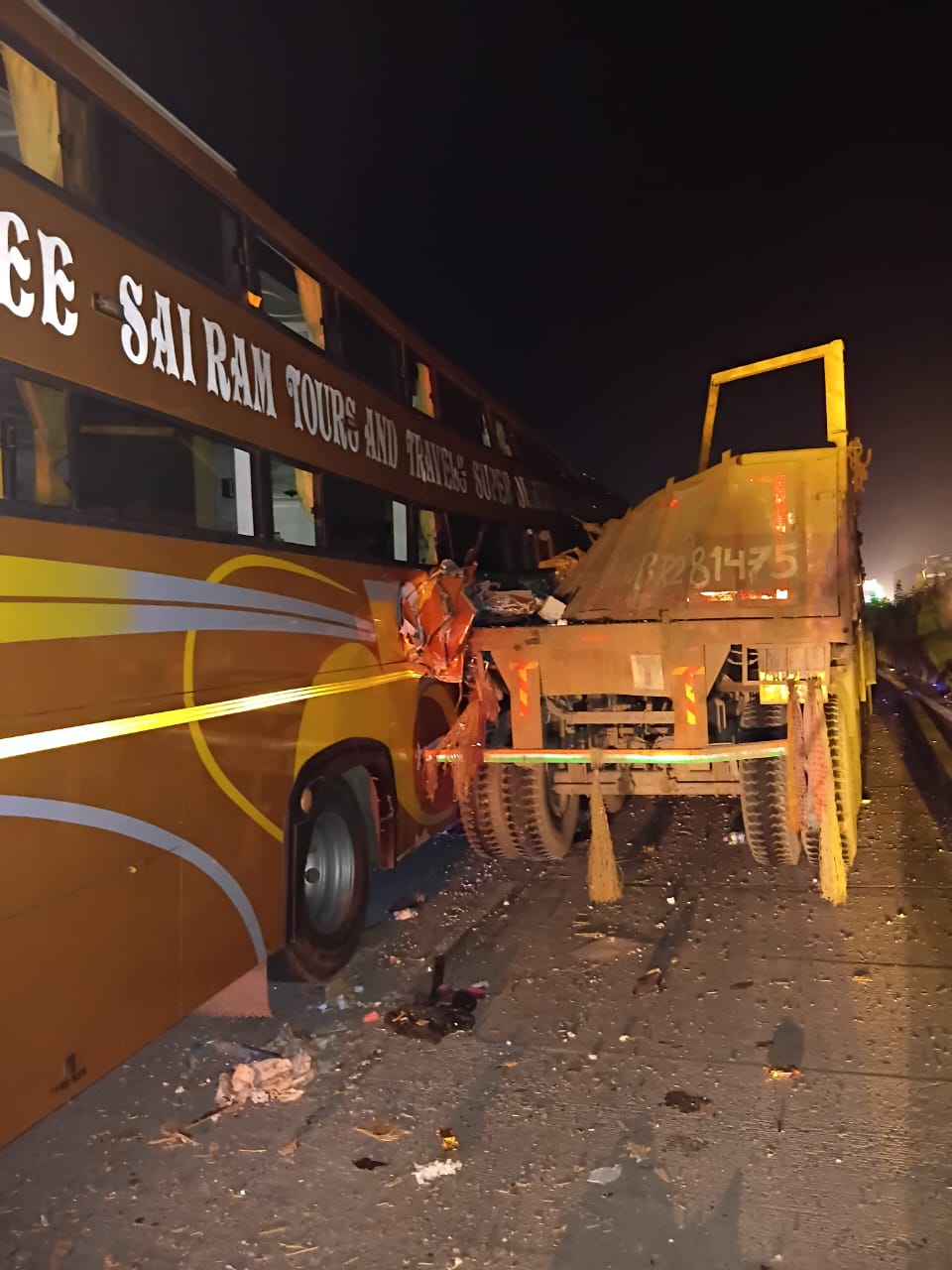 घटना स्थल पर लड़ी बस ट्रेलर
