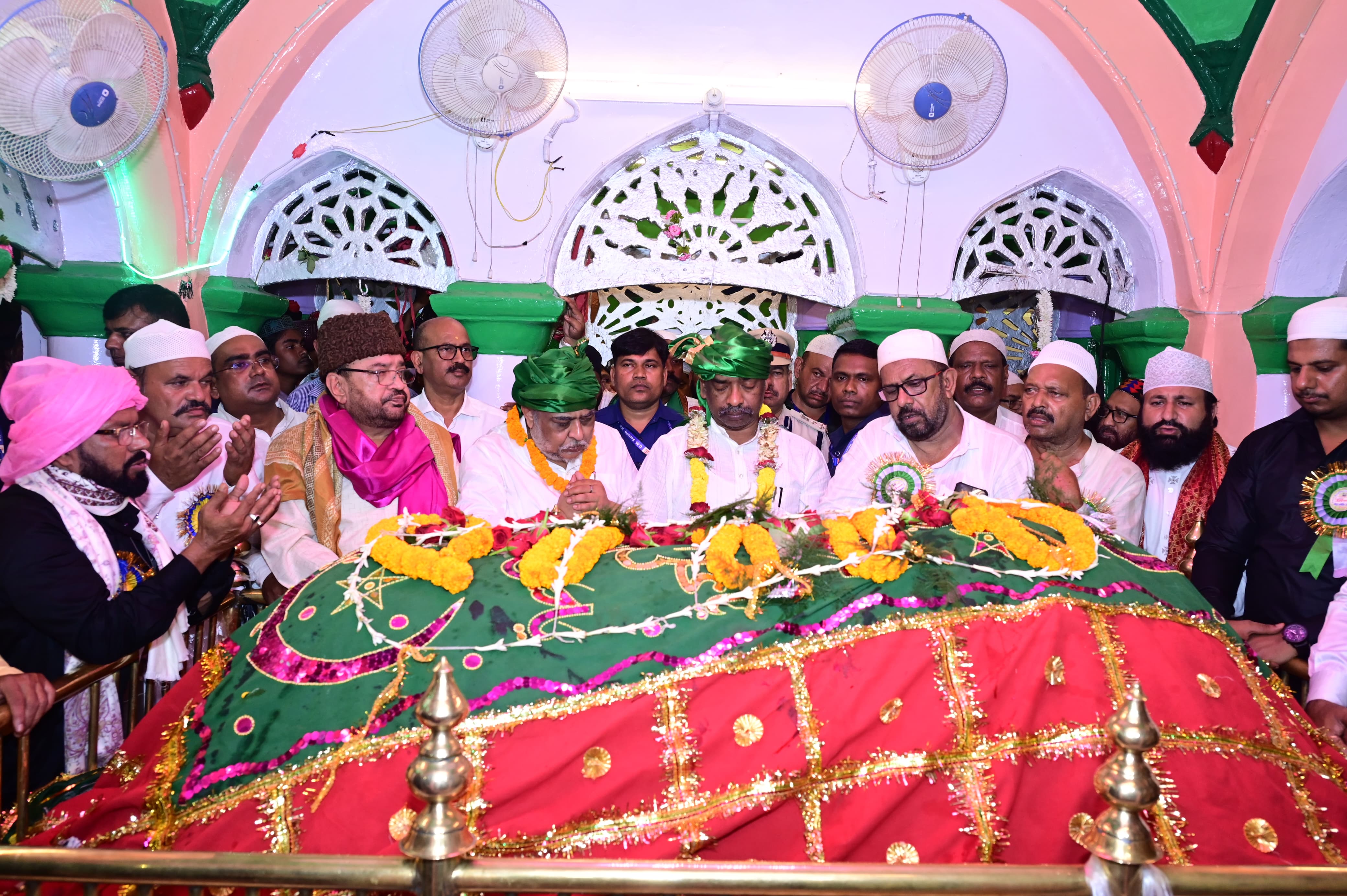 मुख्यमंत्री सहित अन्य चादरपोशी करते हुए
