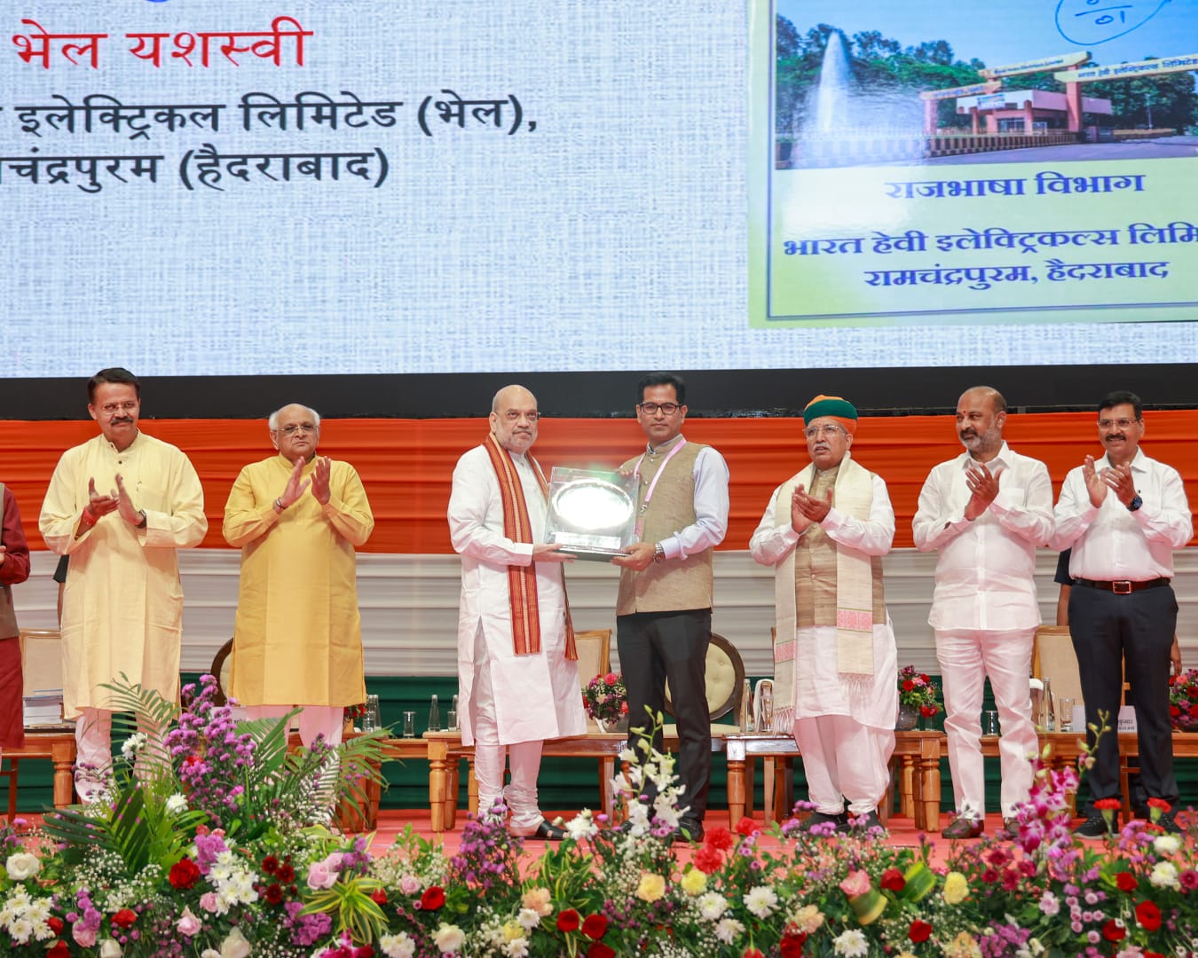 अमित शाह पुरस्कार देते हुए अमित शाह पुरस्कार देते हुए