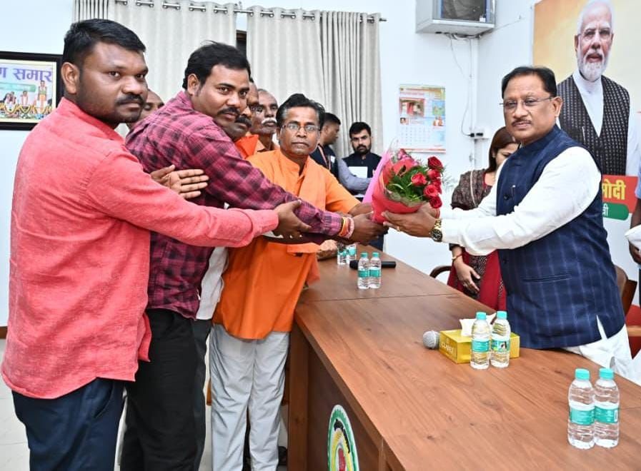मुख्यमंत्री विष्णु देव साय को सम्मानित करते हुए मछुआरे।