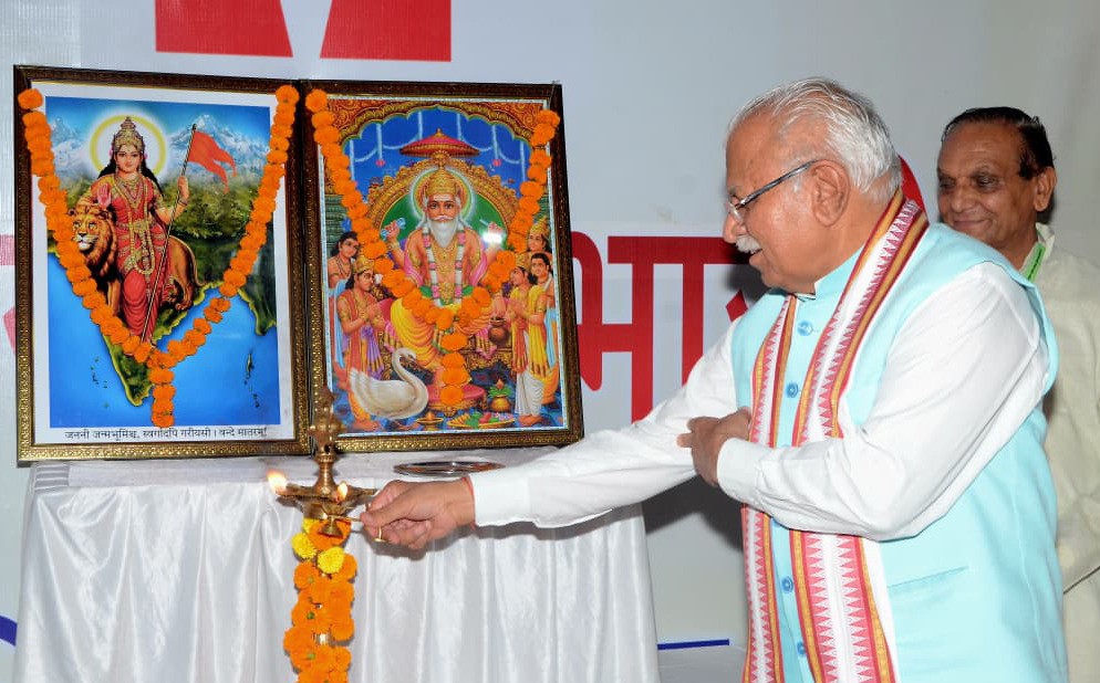पानीपत में केंद्रीय आवासन और शहरी कार्य मंत्री श्री मनोहर लाल जिला पानीपत के समालखा में आयोजित राष्ट्रीय उद्यमी सम्मेलन के दौरान दीप प्रज्वलित करते हुए।