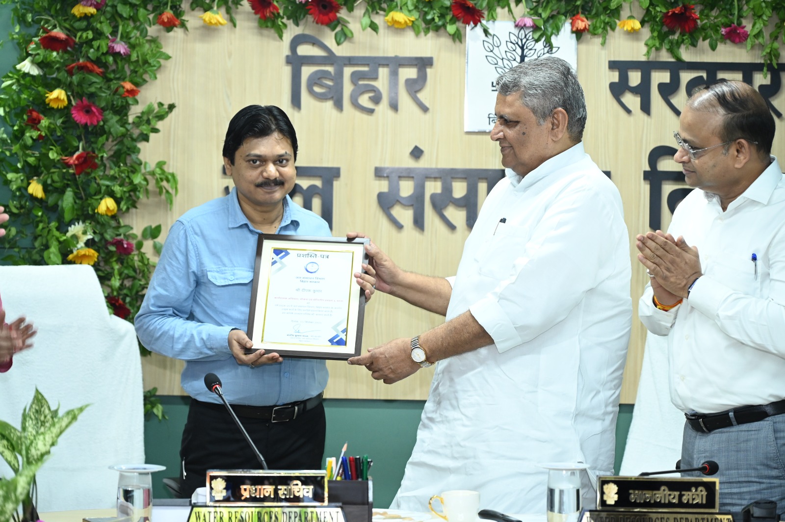 विश्वेश्वरैया जी की जयंती पर जल संशाधन मंत्री विजय चौधरी अभियंताओं को सम्मान देते हुए