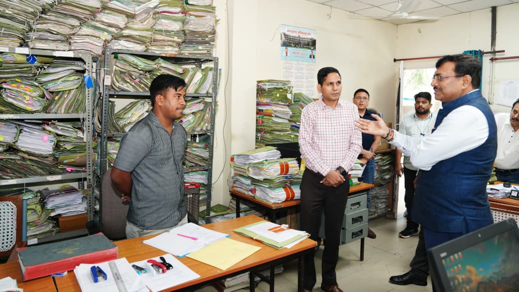 मुख्य सचिव सचिवालय परिसर में अनुभाग में फाइलों को देखते। मुख्य सचिव सचिवालय परिसर में अनुभाग में फाइलों को देखते।