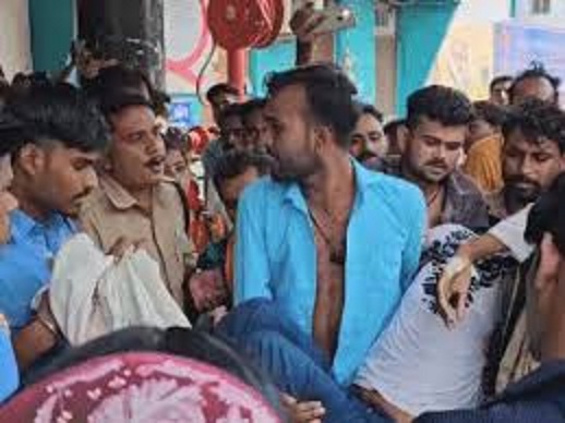 युवती के परिजनों का अस्पताल में हंगामा