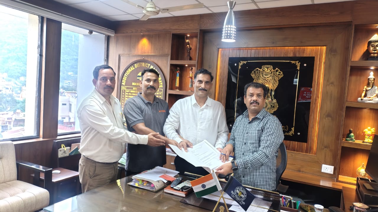 प्रधानमंत्री को ज्ञापन भेजते हुए अखिल भारतीय राष्ट्रीय शैक्षिक महासंघ के प्रतिनिधि।