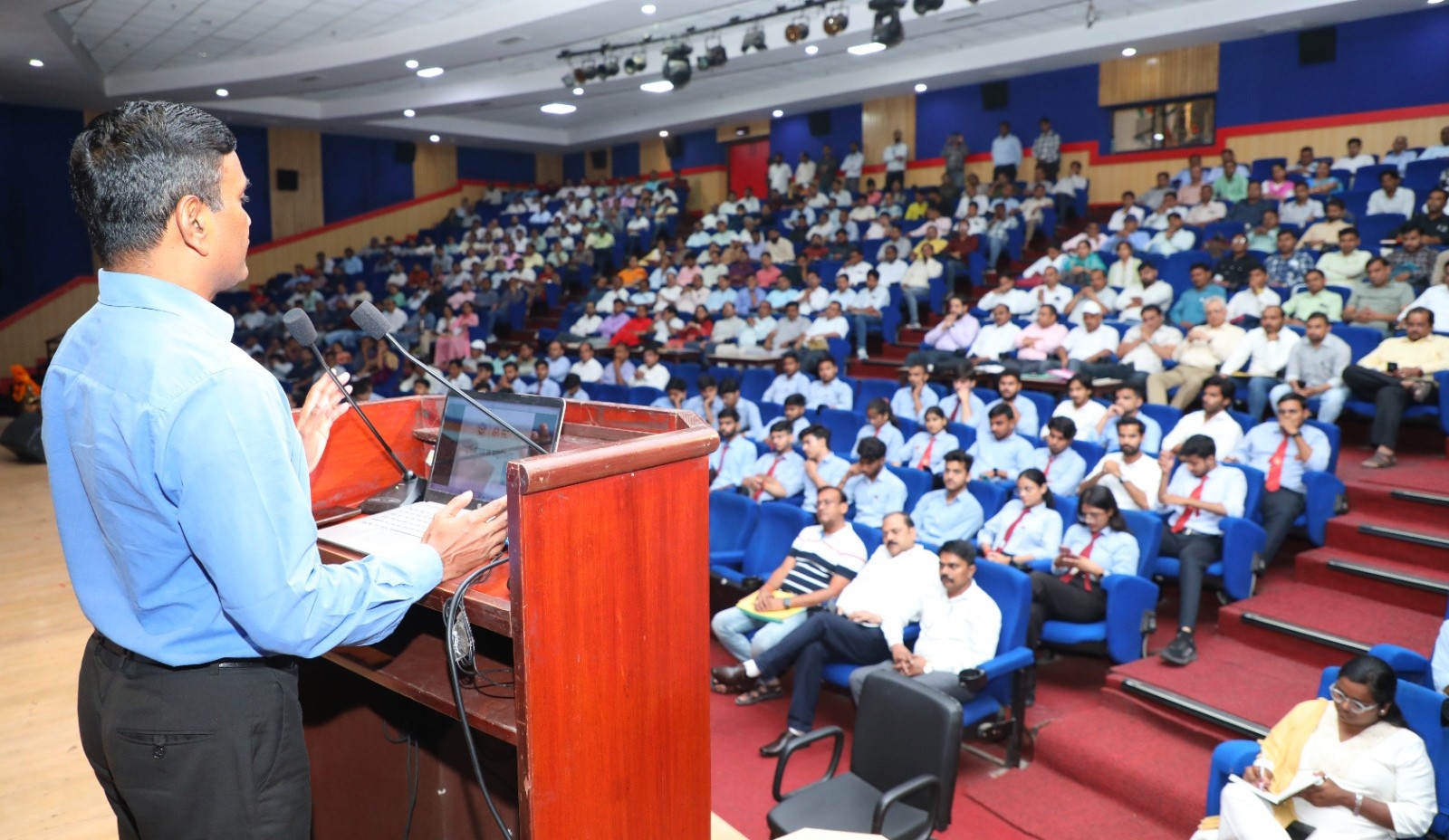 समाज कल्याण राज्यमंत्री स्वतंत्र प्रभार असीम अरुण के निर्देश पर टीएमयू में हुई मंडलीय कार्यशाला काे संबाेधित करते वकताँ्