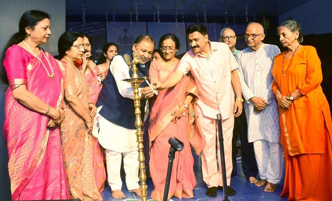 दीप प्रज्ज्वलित करते अतिथिगण दीप प्रज्ज्वलित करते अतिथिगण