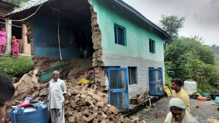 मंडी के सरकाघाट में गिरा मकान