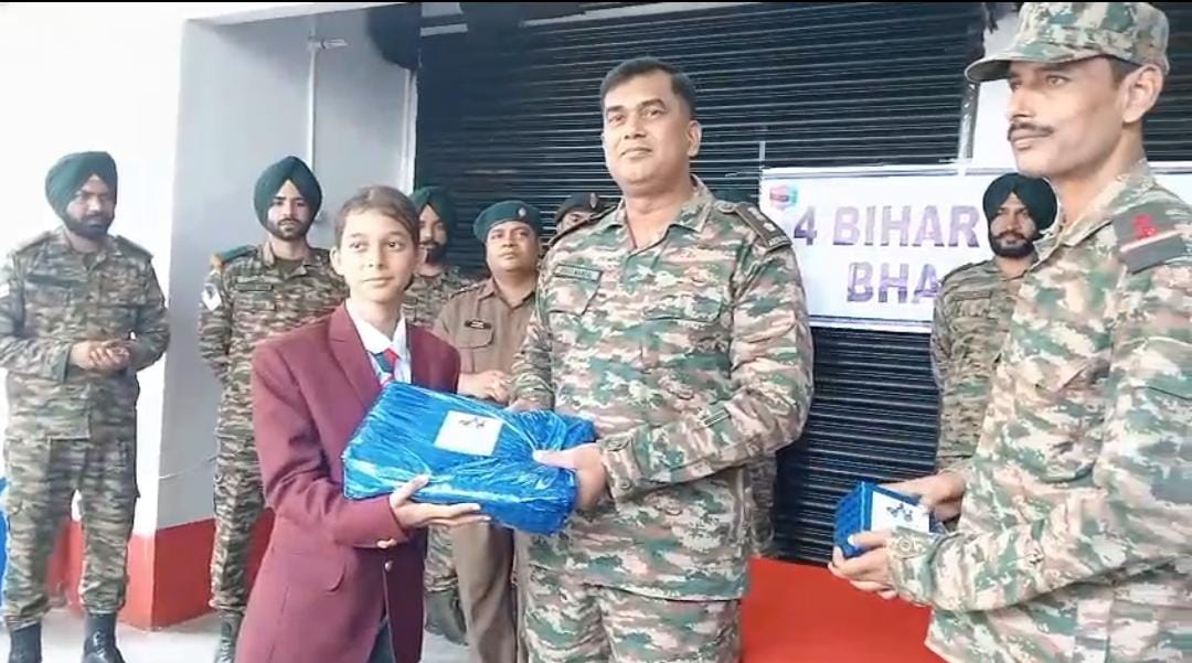 कैडेट्स को सम्मानित करते अधिकारी