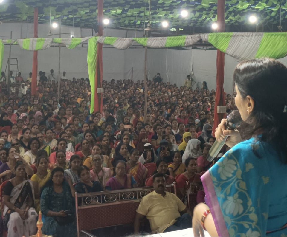 स्नेह मिलन समारोह को संबोधित करतीं हुईं प्रवीणा ठाकुर।