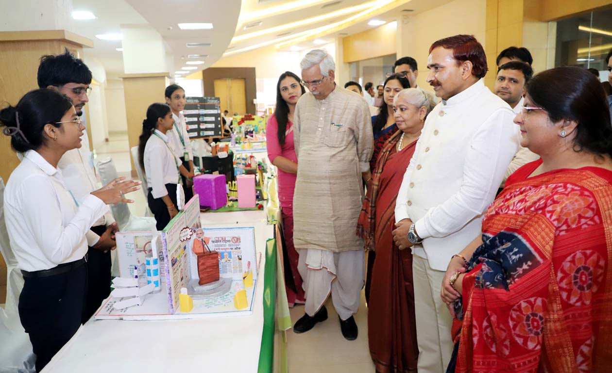 प्रदर्शनी अवलोकन करते मुख्यातिथि प्रो. बलदेव भाई शर्मा एवं कुलपति प्रो. नरसी राम बिश्नोई।