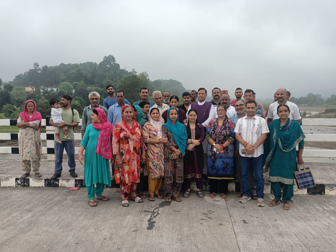 बनकला, सतीवाला, फतेहपुर और हरिपुर खोल में हुये नुकसान का डा. बिन्दल ने लिया जायजा बनकला, सतीवाला, फतेहपुर और हरिपुर खोल में हुये नुकसान का डा. बिन्दल ने लिया जायजा