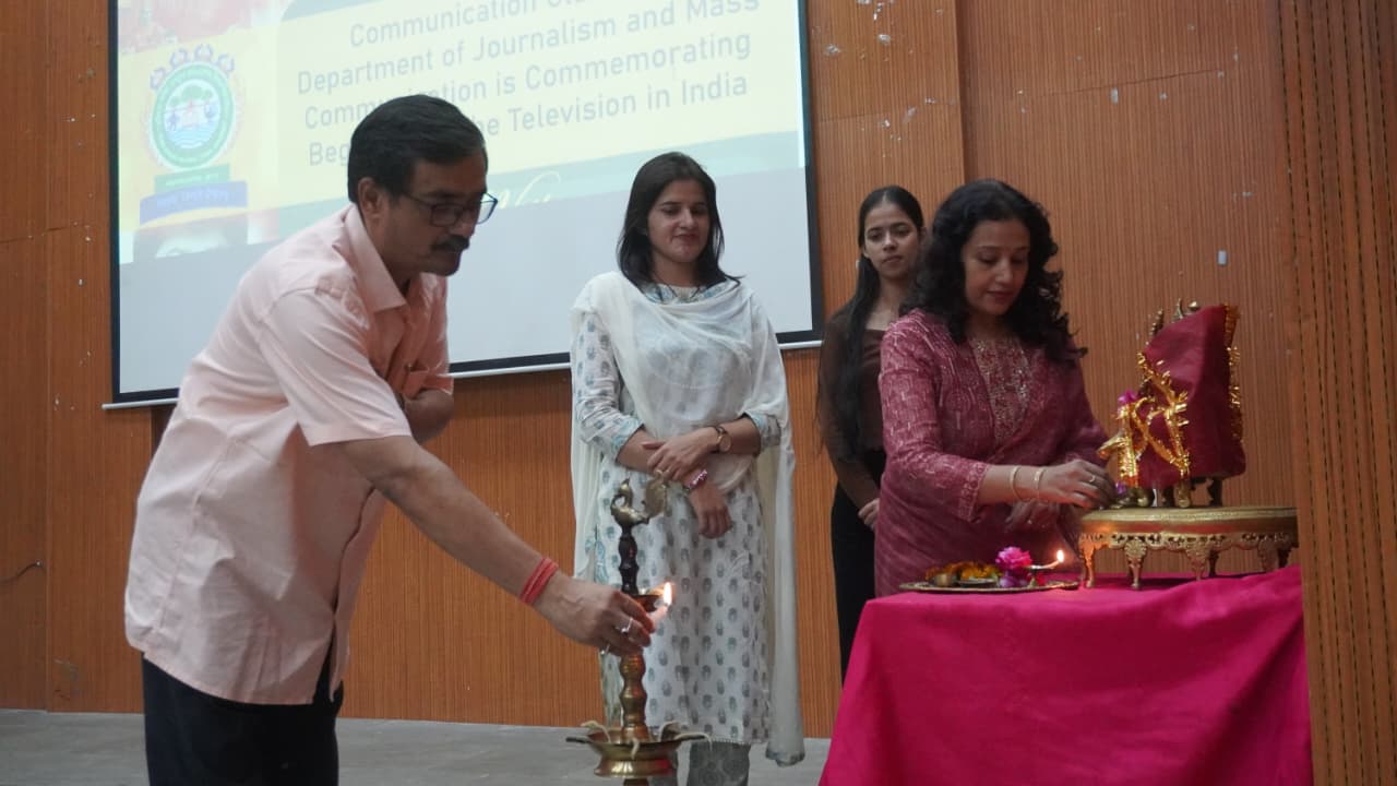 प्रो. मनीषा शर्मा दीप जलाती हुई
