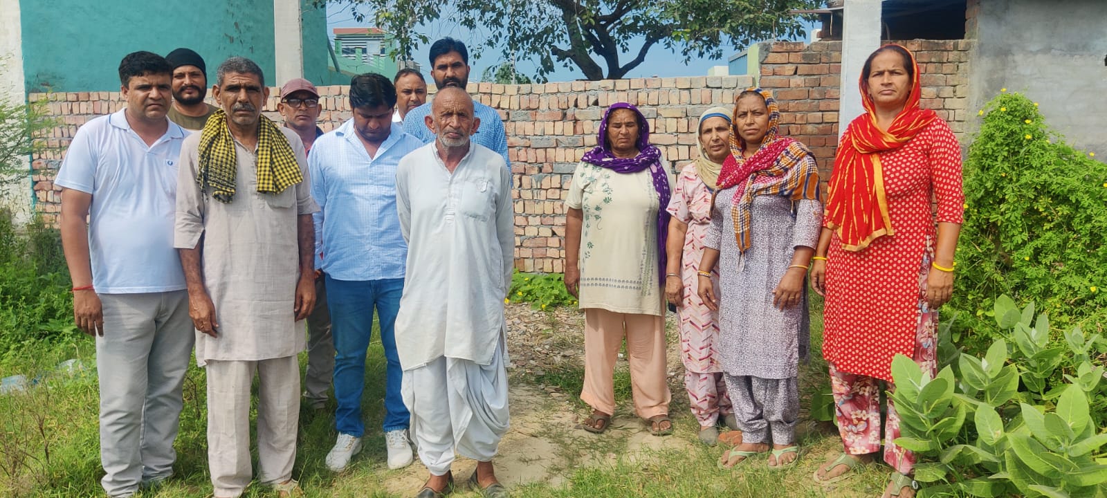 रोष जताते हुए कालोनीवासी। रोष जताते हुए कालोनीवासी।