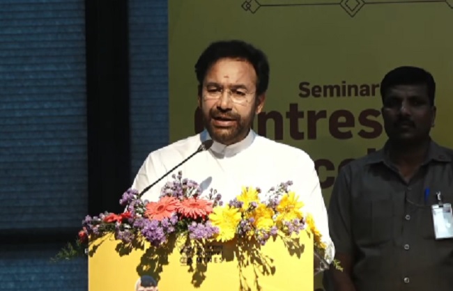 कोल इंडिया के कर्मचारियों के लिए नई वर्दी का शुभारंभ करते कोयला और खान मंत्री