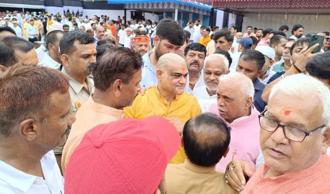 श्रद्धांजलि देने जुटी भीड़