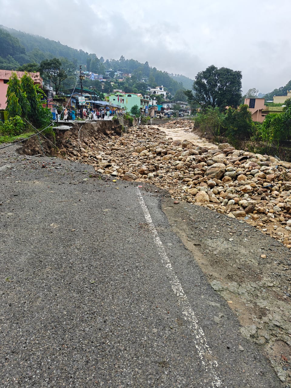 देहरादून में सड़कों को हुआ नुकसान