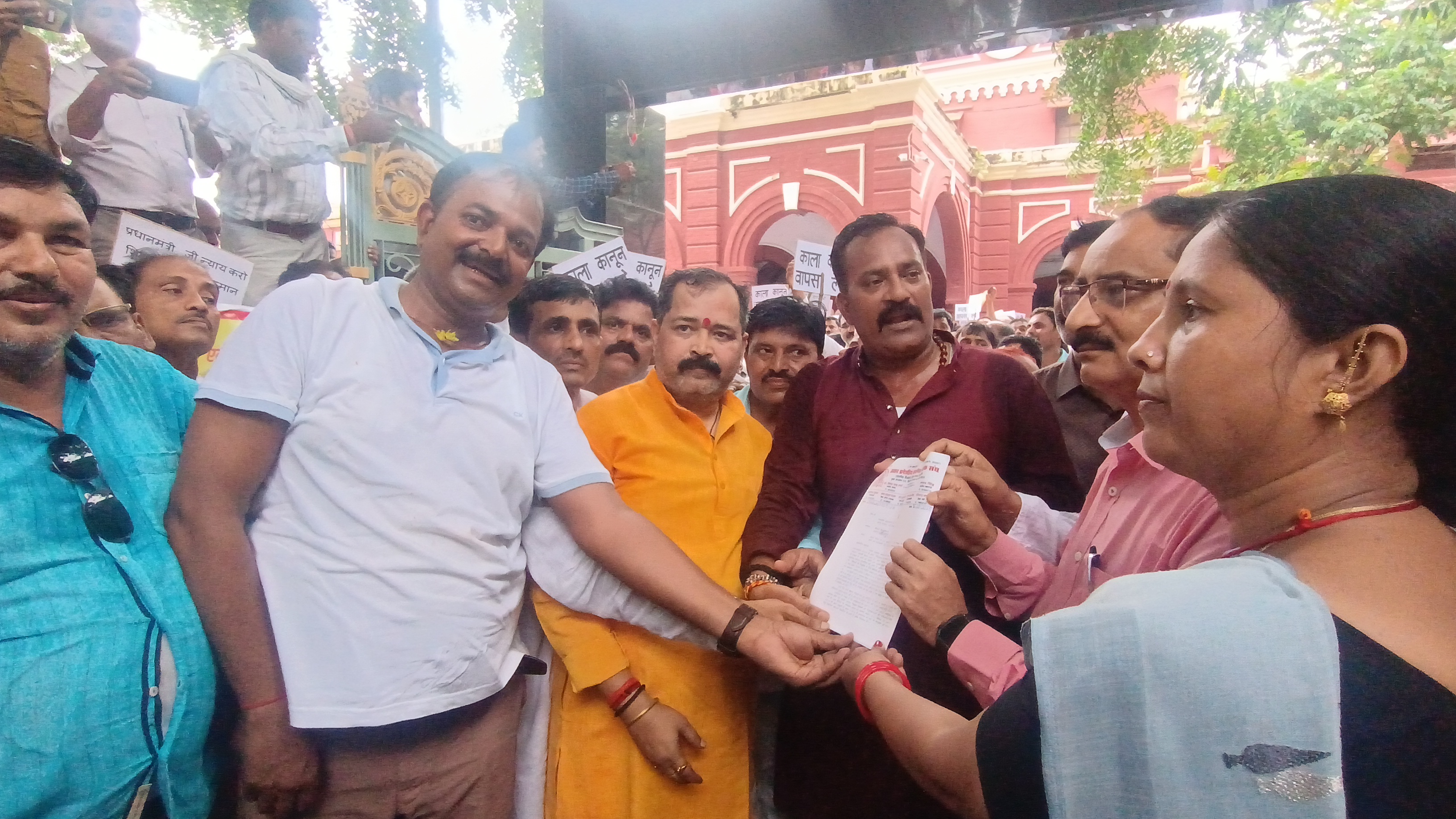 शिक्षक लोग सिटी मजिस्ट्रेट इंद्र नंदन सिंह को ज्ञापन सौंपते हुए
