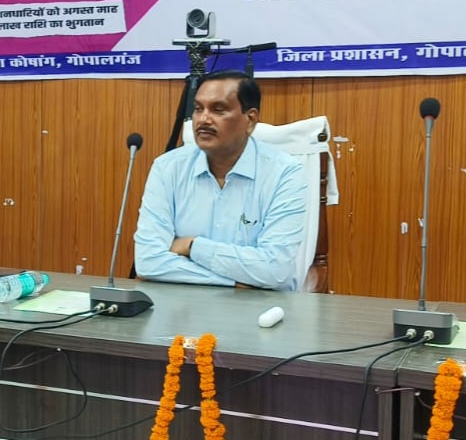 निर्देश जारी करते डीएम
