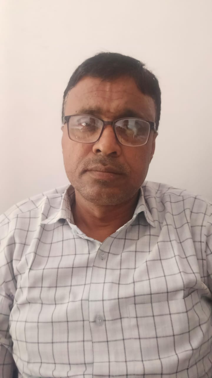 संभल में ₹12,000 की रिश्वत लेते हुए रंगे हाथ गिरफ्तार  किया गया संप्रति लेखपाल कृष्णेन्द्र कुमार सक्सेना।