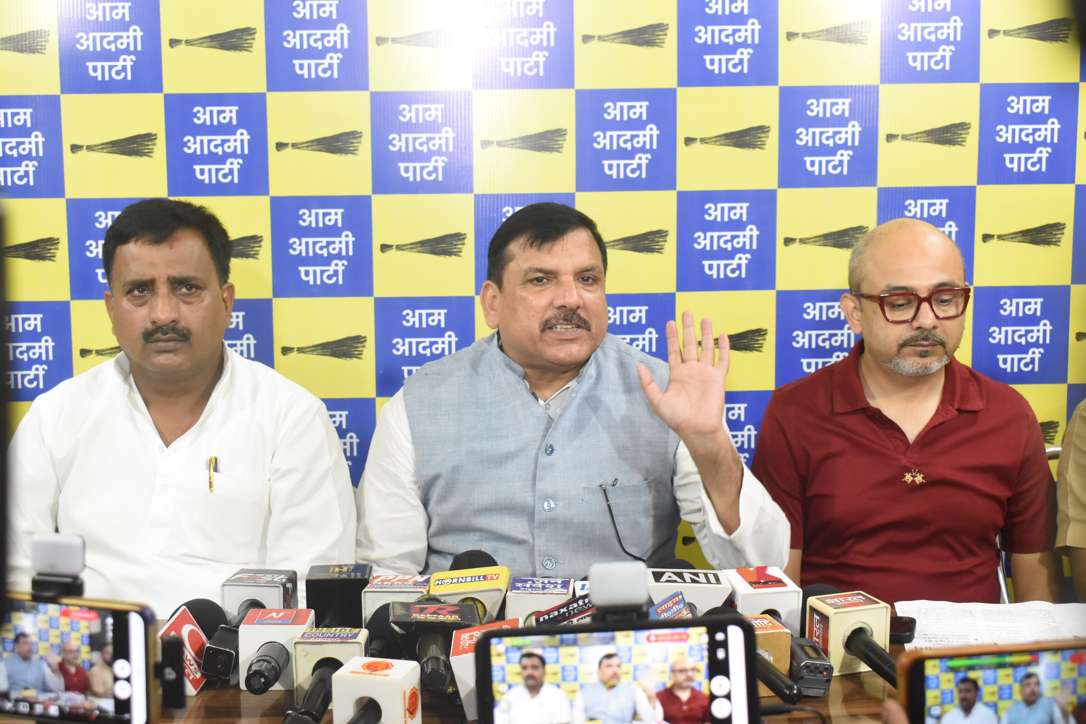 आम आदमी पार्टी के नेता व राज्यसभा सांसद संजय सिंह पत्रकारों से बात करते हुए।