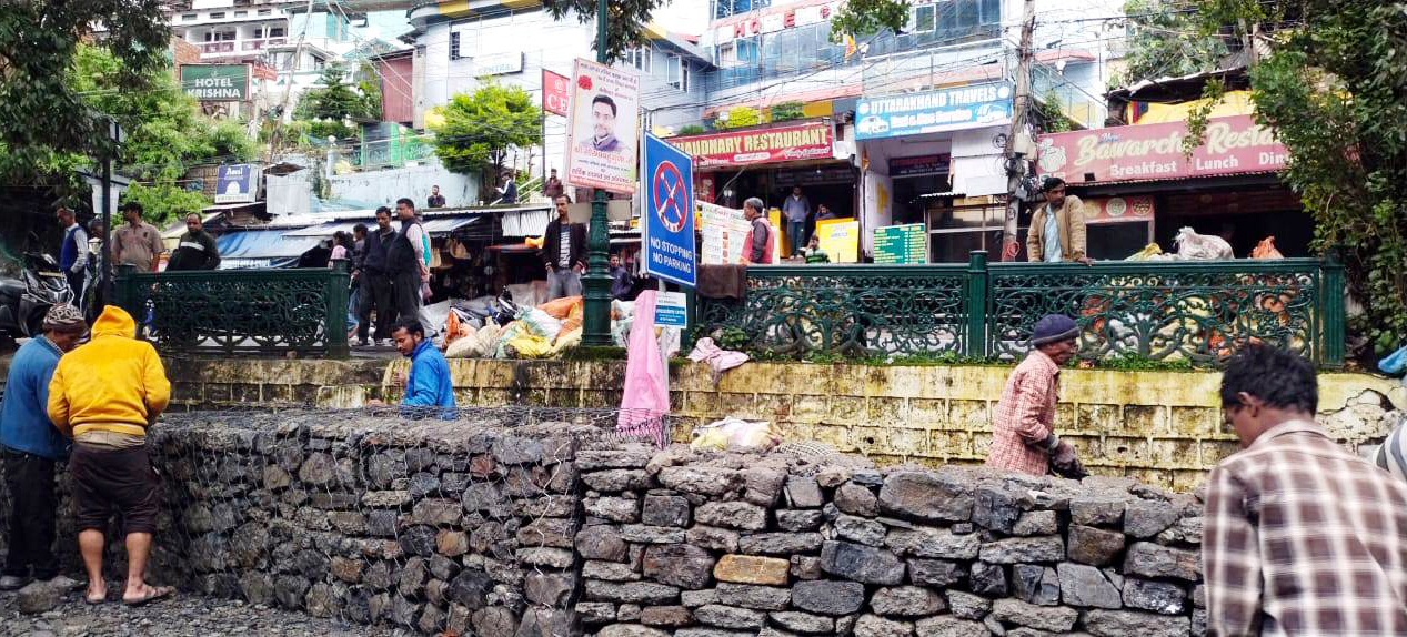 लोवर माल रोड पर वायर क्रेट से बनाया जा रहा डायवर्जन।
