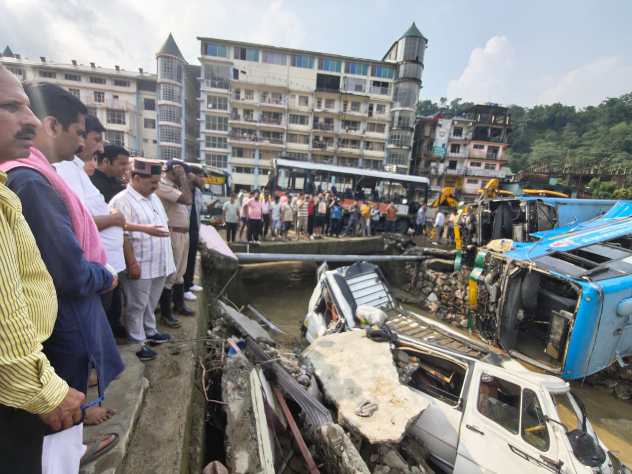 धर्मपुर बस स्टैंट में नुक्सान का जायजा लेते हुए मुकेश अग्निहोत्री।