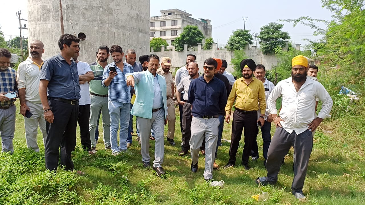 जेएमसी आयुक्त ने वार्ड संख्या 56 गंग्याल-बबलियाना के बाढ़ प्रभावित क्षेत्रों का दौरा किया