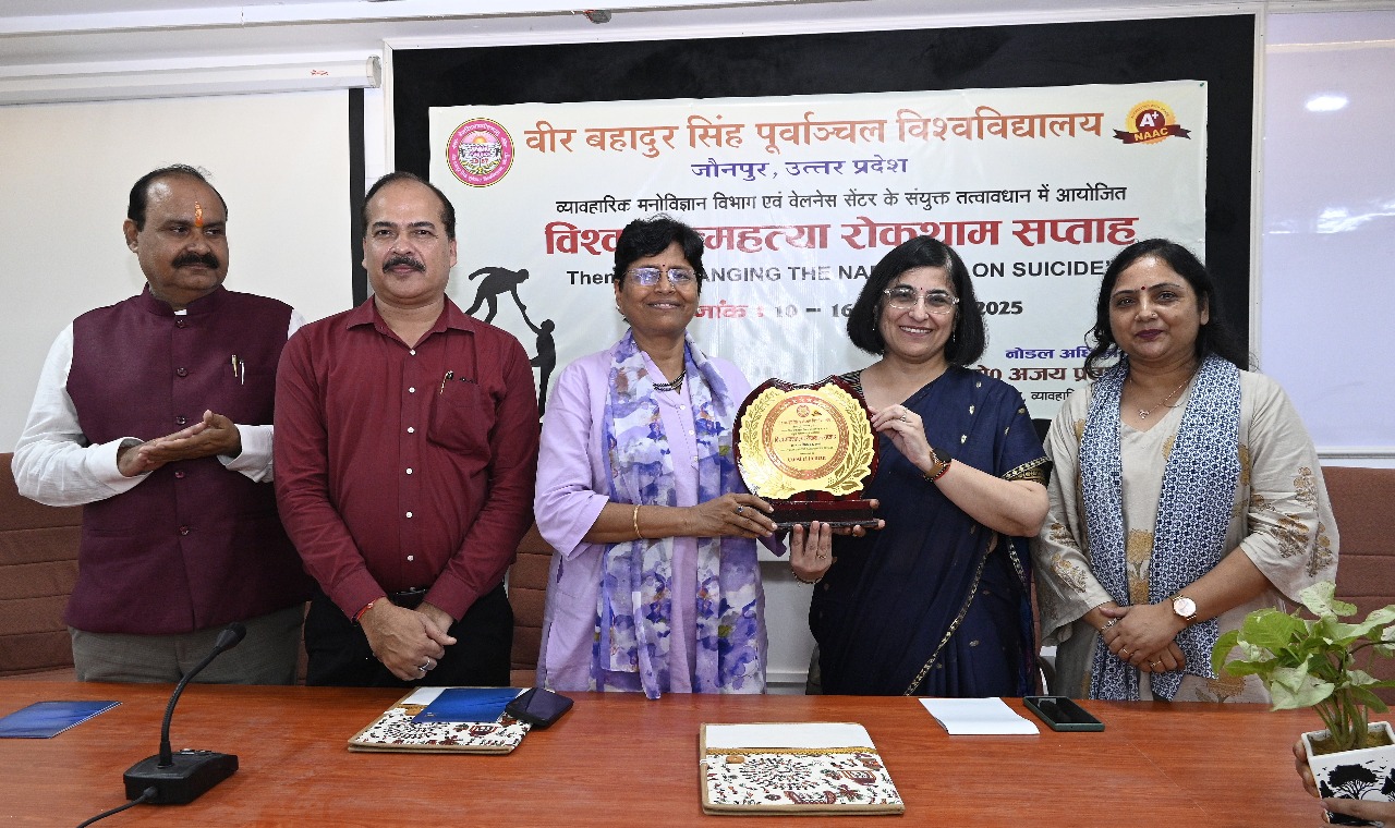 विश्व आत्महत्या रोकथाम समापन पर कुलपति को सम्मानित करते हुए