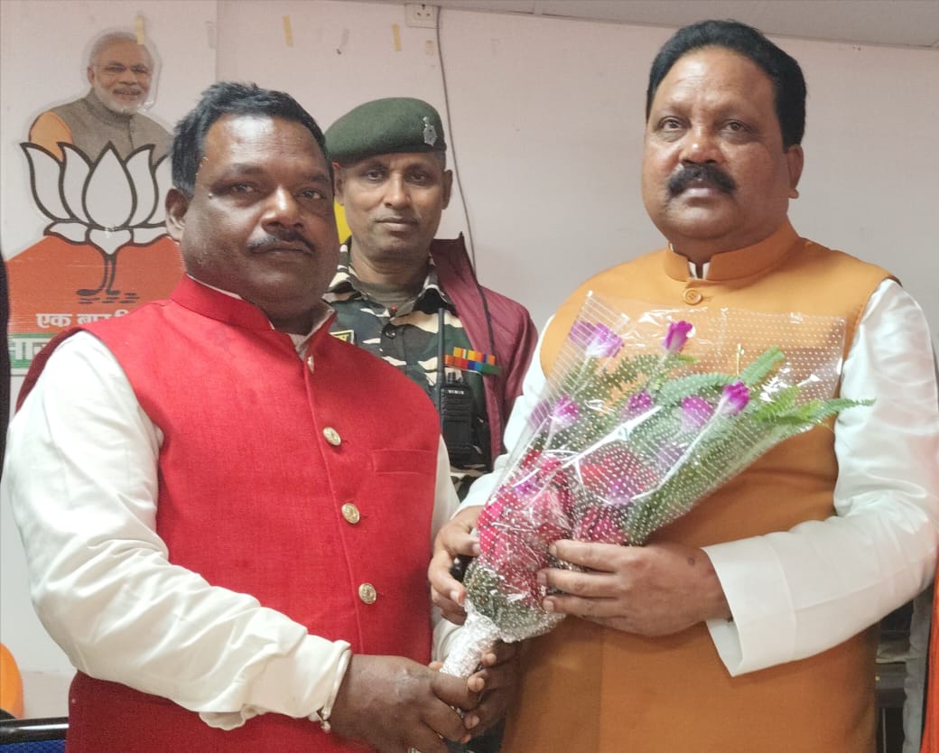 अररिया फोटो:सांसद को बधाई देते दिलीप पटेल