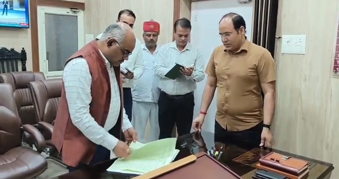 निरीक्षण के दौरान जिलाधिकारी जितेंद्र प्रताप सिंह व अन्य का छायाचित्र