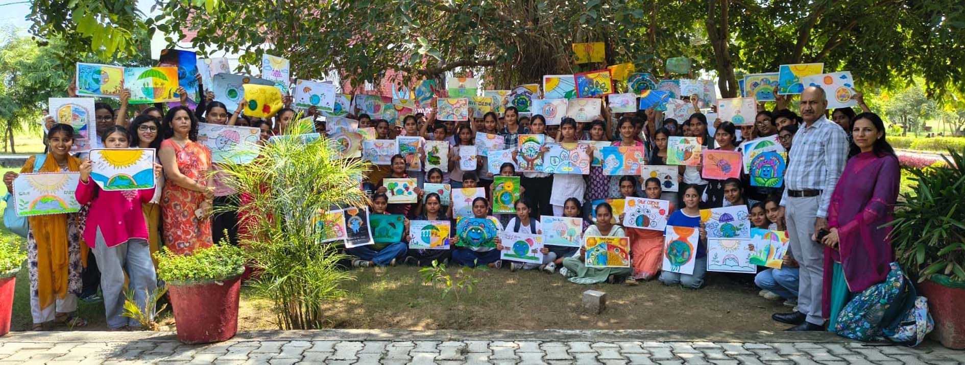 महिला कॉलेज में आयोजित कार्यक्रम में उपस्थित प्राचार्य,  स्टाफ व प्रतिभागी।