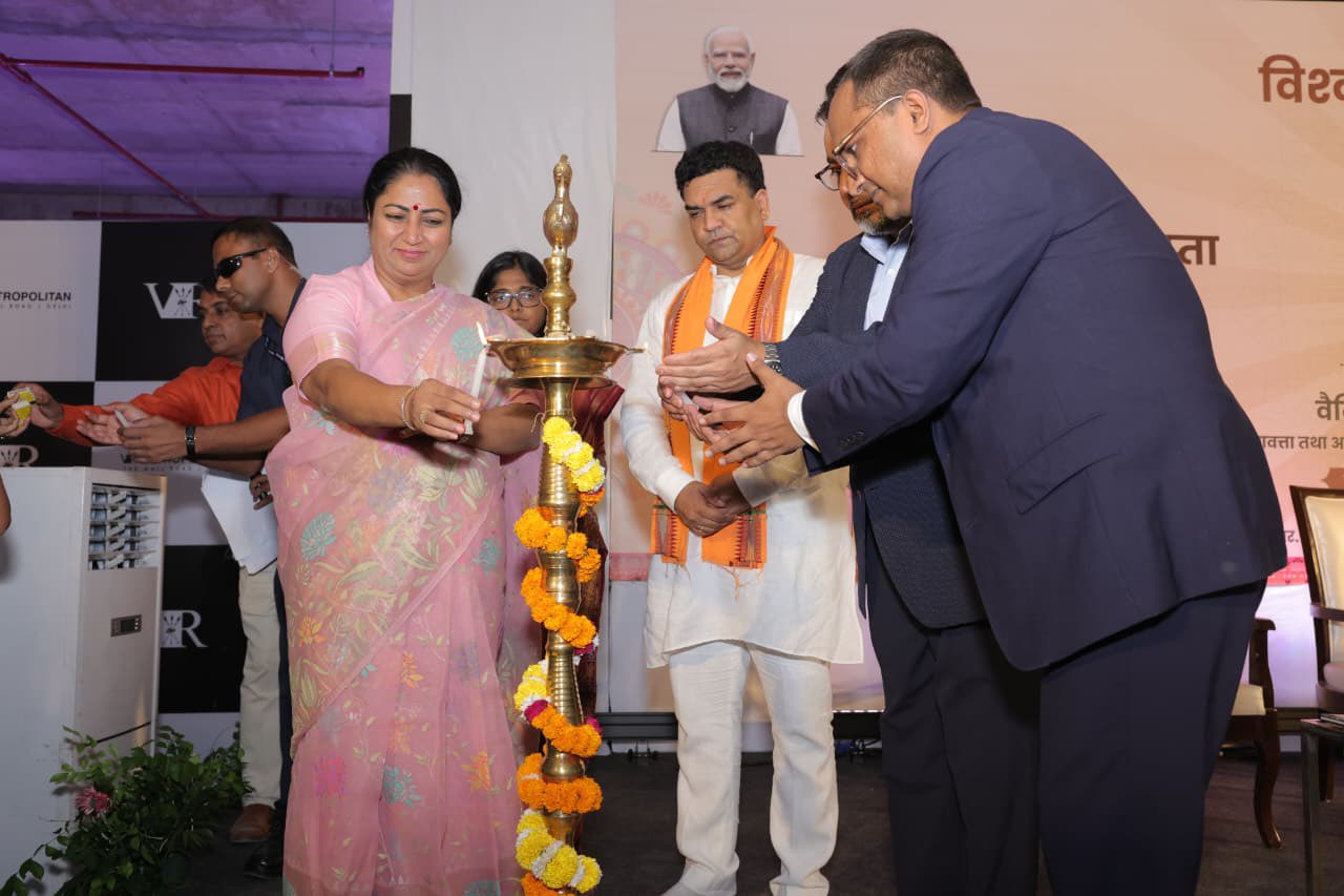 मुख्यमंत्री रेखा गुप्ता और कपिल मिश्रा विश्वकर्मा पूजा उत्सव में। मुख्यमंत्री रेखा गुप्ता और कपिल मिश्रा विश्वकर्मा पूजा उत्सव में।