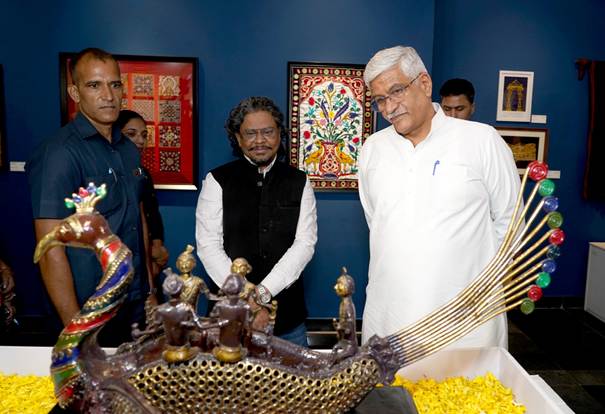 प्रधानमंत्री को मिले उपहारों का अवलोकन करते गजेन्द्र सिंह शेखावत प्रधानमंत्री को मिले उपहारों का अवलोकन करते गजेन्द्र सिंह शेखावत