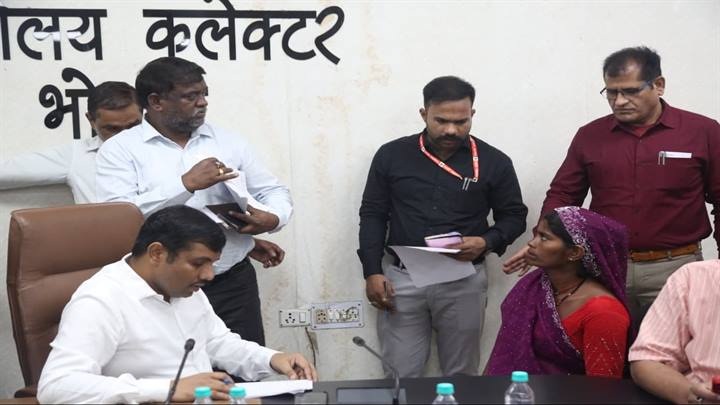 भोपाल में कलेक्टर ने की जनसुनवाई भोपाल में कलेक्टर ने की जनसुनवाई
