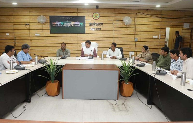 मुख्यमंत्री ने इंदौर हादसे के बाद अधिकारियों की बैठक ली मुख्यमंत्री ने इंदौर हादसे के बाद अधिकारियों की बैठक ली
