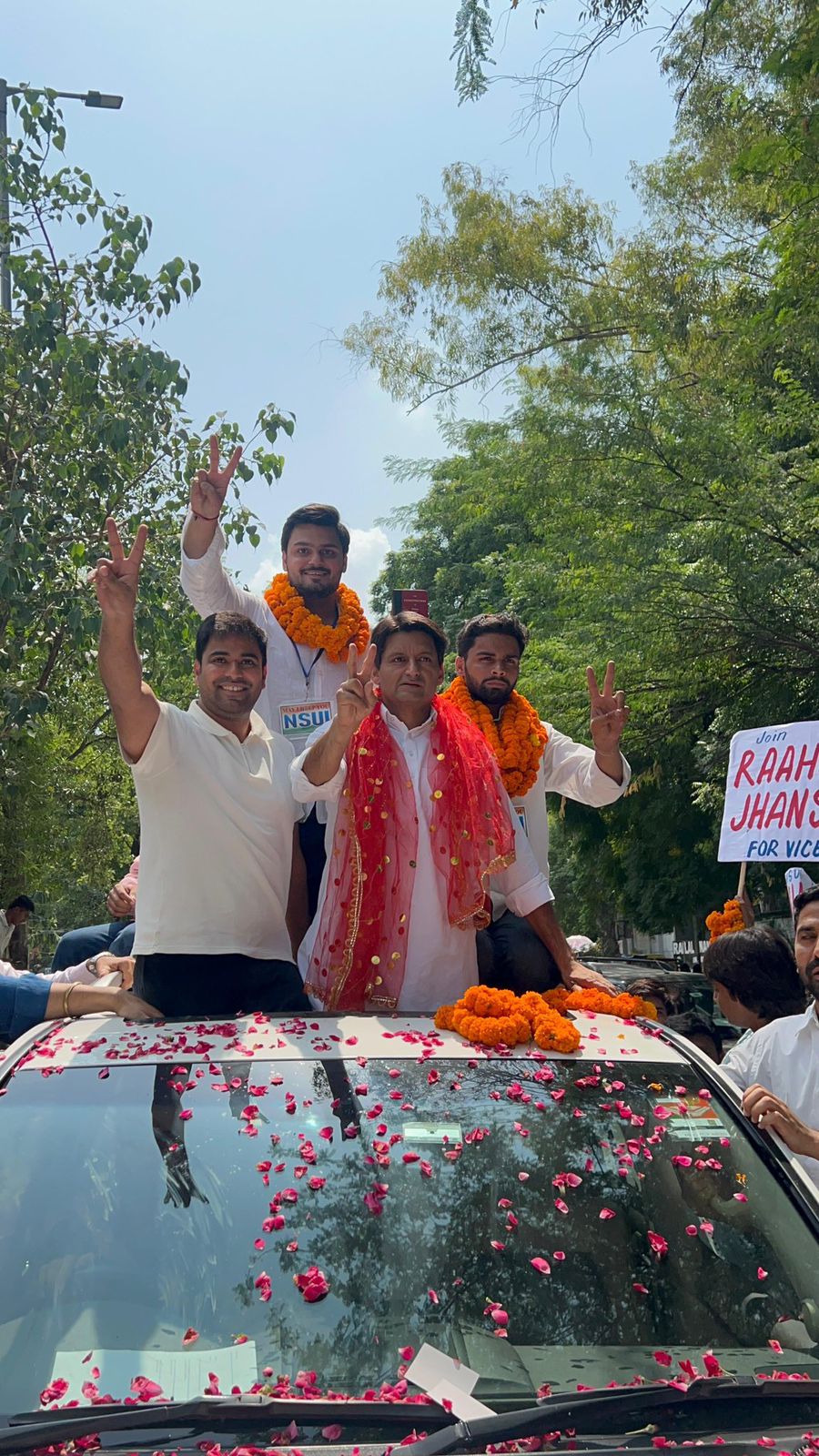 दीपेंद्र हुड्डा के साथ एनएसयूआई उम्मीदवार रोड़शो करते हुए।