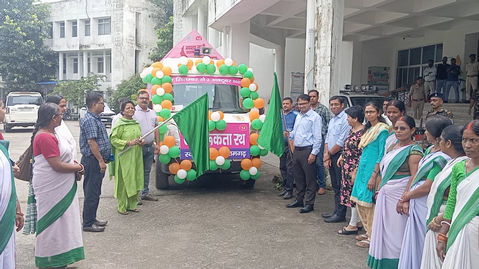 जागरूकता रथ को रवाना करते डीसी