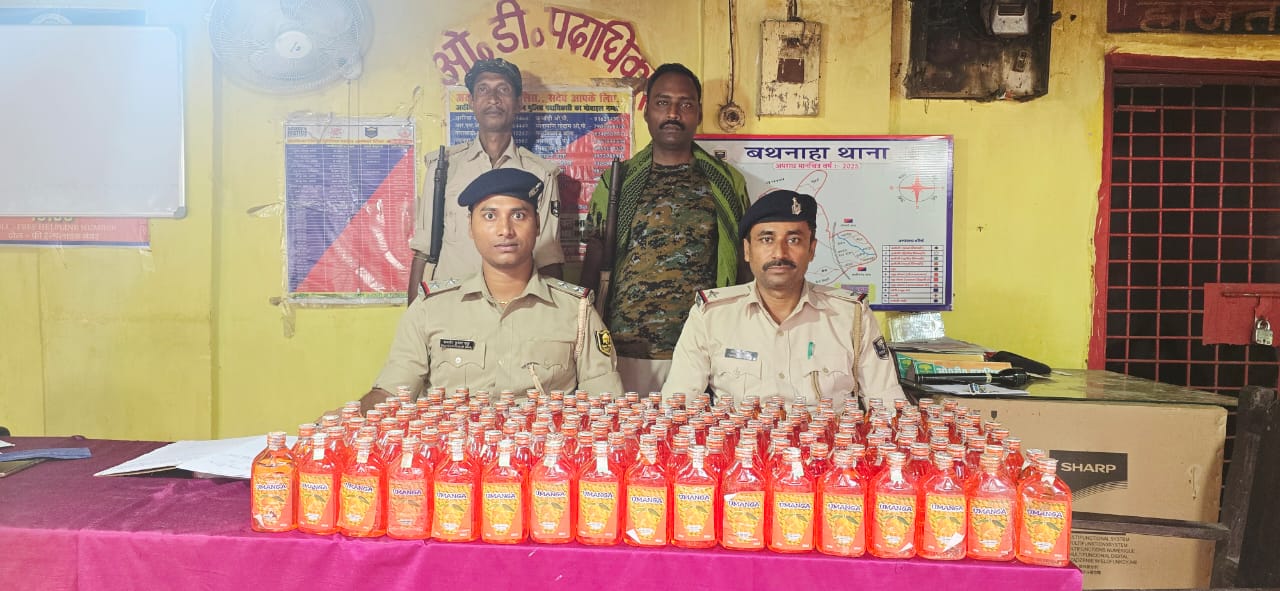 अररिया फोटो:जब्त शराब के साथ बथनाहा थाना पुलिस