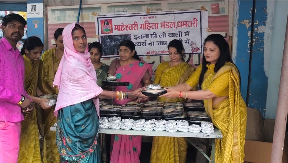 जिला अस्पताल परिसर में जरूरतमंदों को भोजन पैकेट का वितरण करते हुए माहेश्वरी महिला मंडल के पदाधिकारी एवं सदस्य।