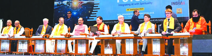 कार्यक्रम के दौरान मंचासीन अतिथि कार्यक्रम के दौरान मंचासीन अतिथि