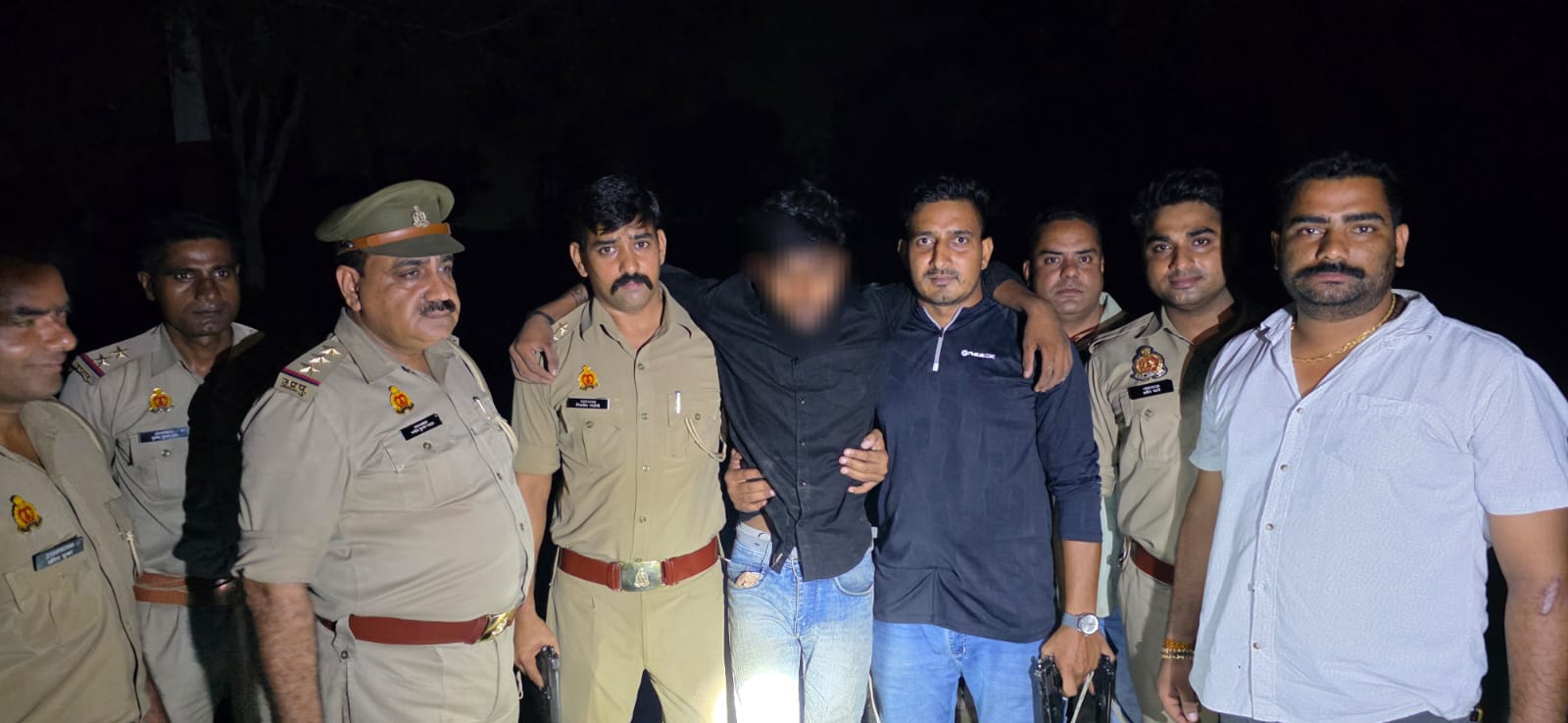 मुठभेड़ के बाद गिरफ्तर इनामी  मोहन को ले जाती पुलिस