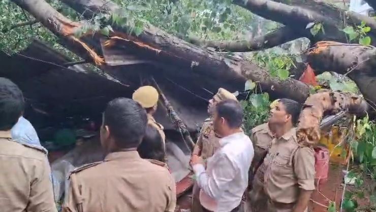 ​पेड़ गिरने के बाद पहुंचे प्रशासनिक अधिकारी व पुलिस