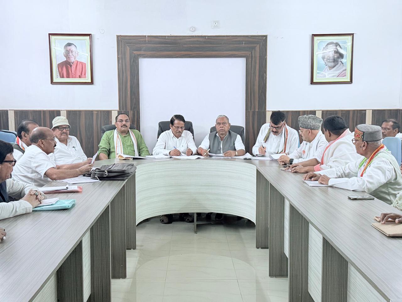 बैठक में कांग्रेस के नेता बैठक में कांग्रेस के नेता