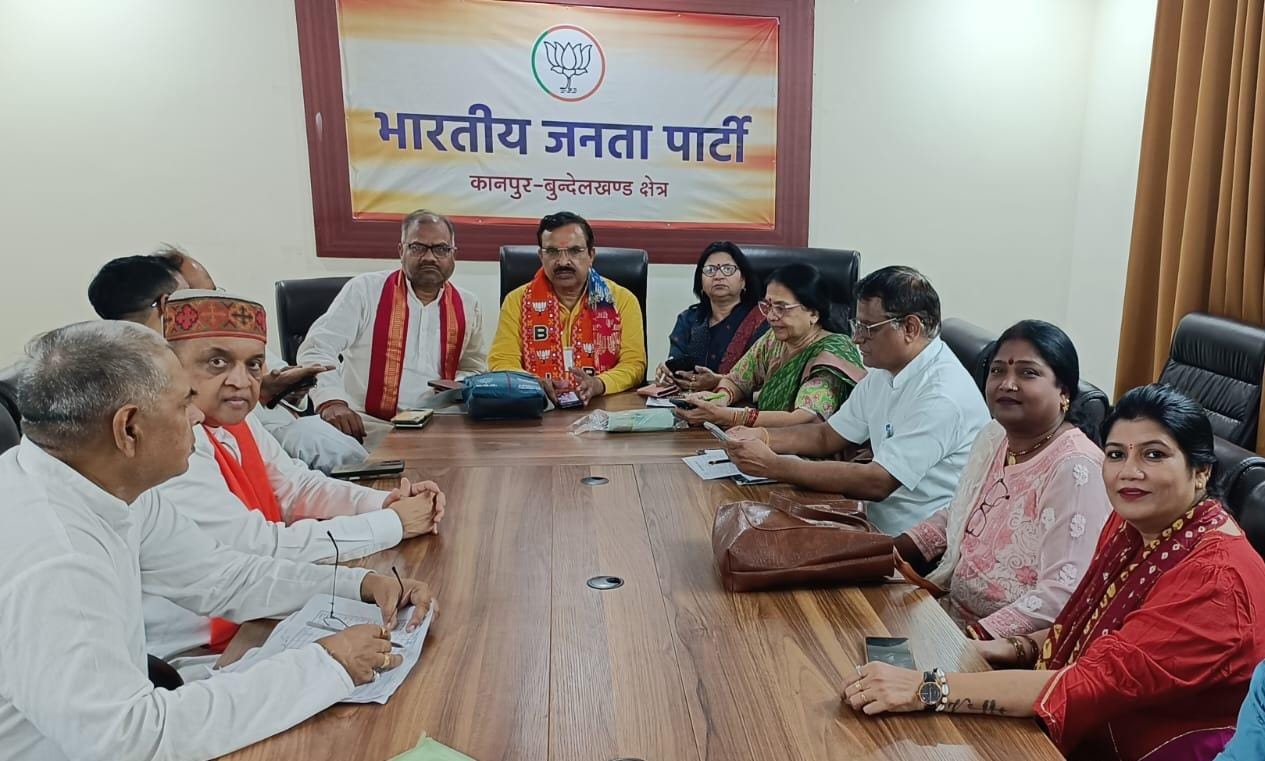 बैठक के दौरान प्रकाश पाल व अन्य का छायाचित्र
